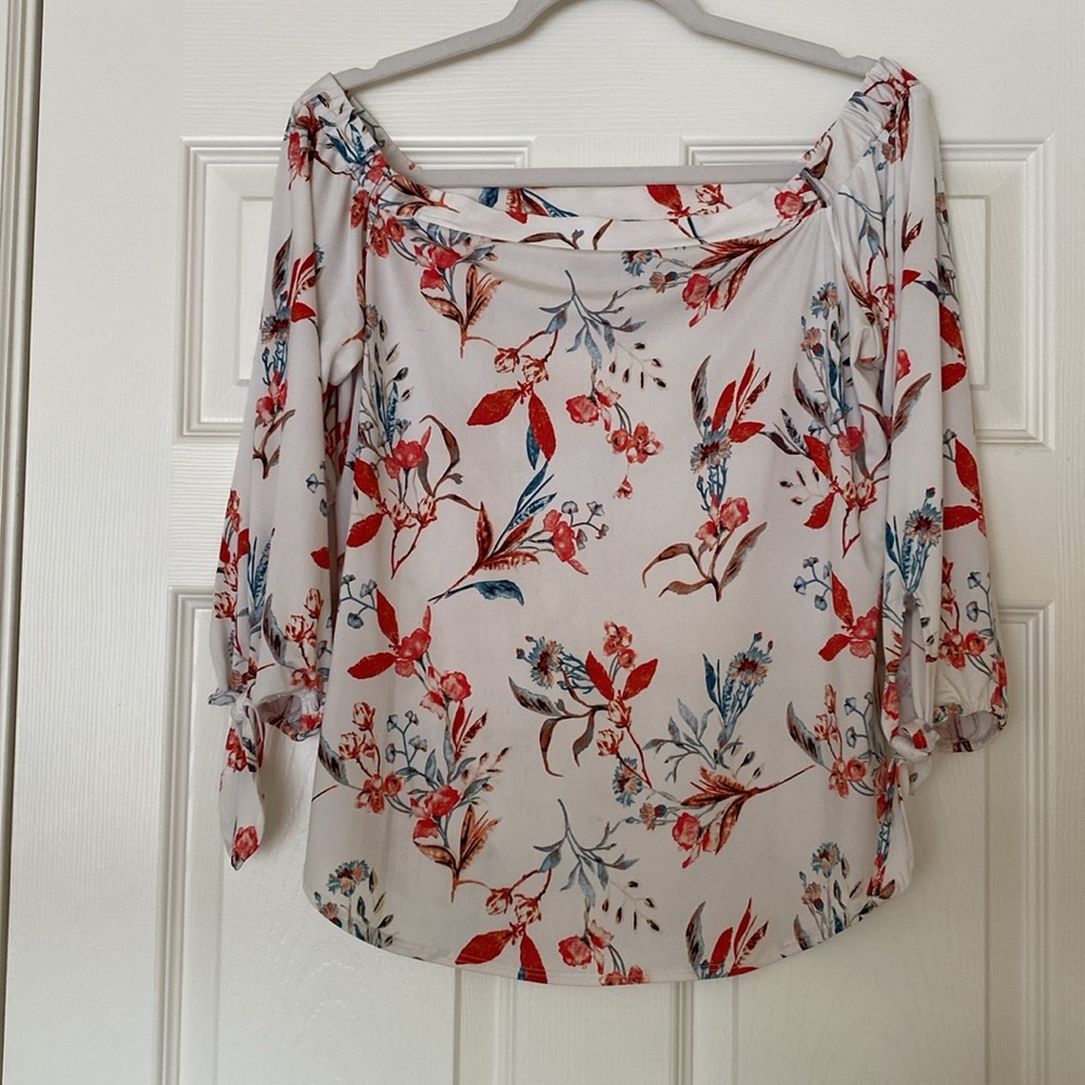 Veronica M. Off the shoulder blouse with 3/4 sleeves. Size M Excellent condition